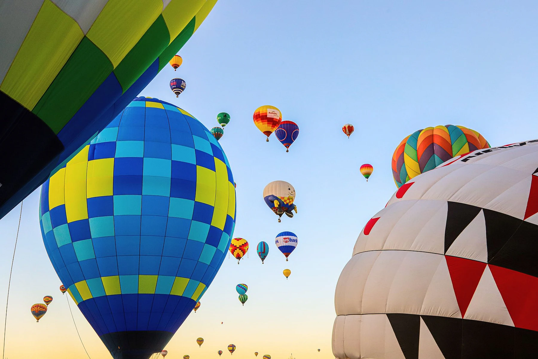 Hot-air balloons over Albuquerque, the symbol of the city.