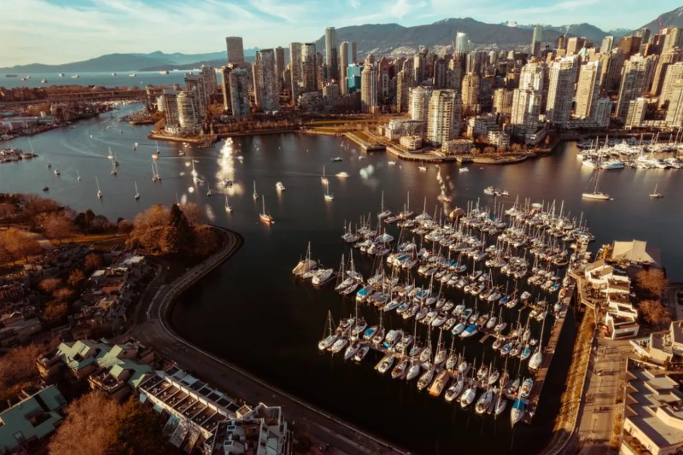The skyline of Vancouver in front of the mountains.