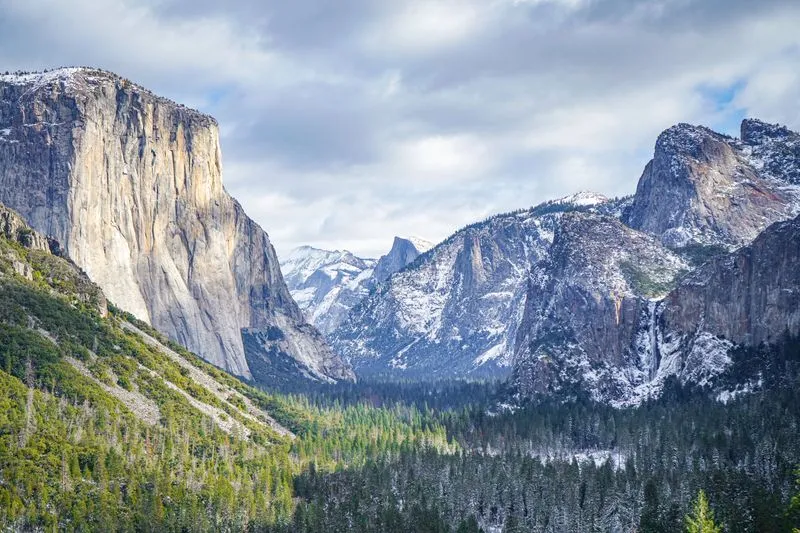Granite walls up to a thousand meters high line Yosemite Valley.